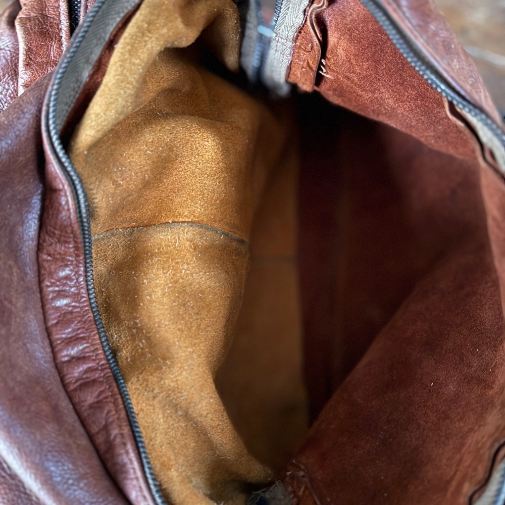 Unisex Leather Large Messenger Bag - Picture 7 of 16